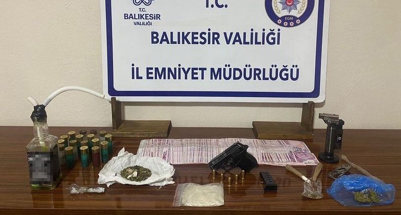 Bandırma ve Gönen’deki aramalarda uyuşturucu madde, silah ve para ele geçirildi Gönen ve Bandırma’da 2 araçta ve 1 iş yerinde yapılan