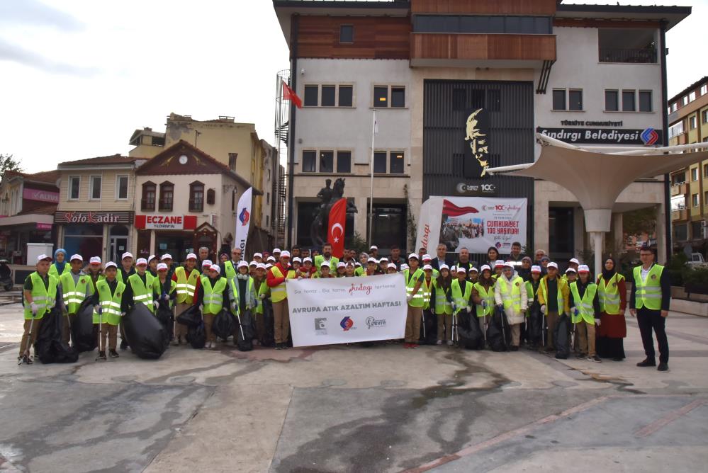Protokol ve öğrencilerden çevre temizliği Sındırgı farklı bir etkinliğe sahne oldu. İlçede öğrenciler ve protokol