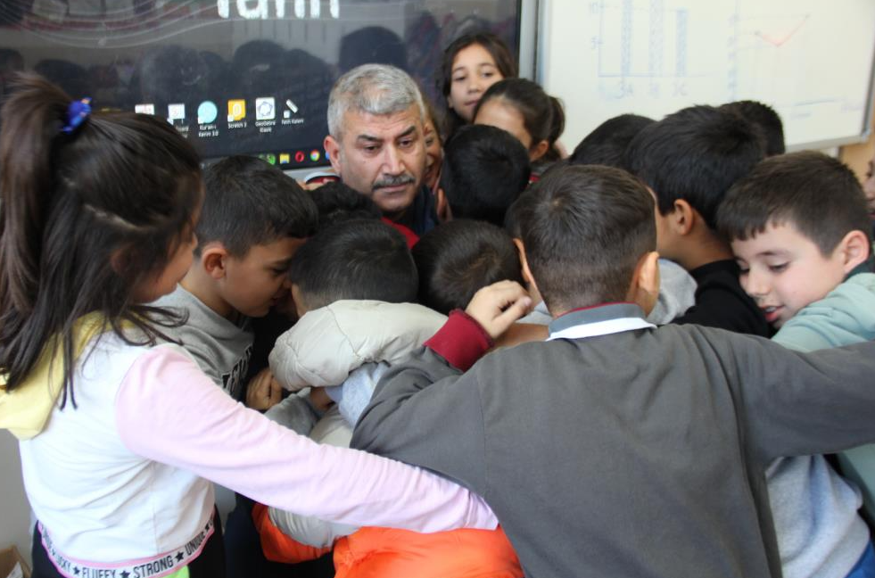 Ailesini depremde kaybeden Kadir öğretmenin sınıfında duygusal anlar yaşandı 6 Şubat depremlerinde eşini ve çocuğunu kaybeden, enkazda kaldığı için