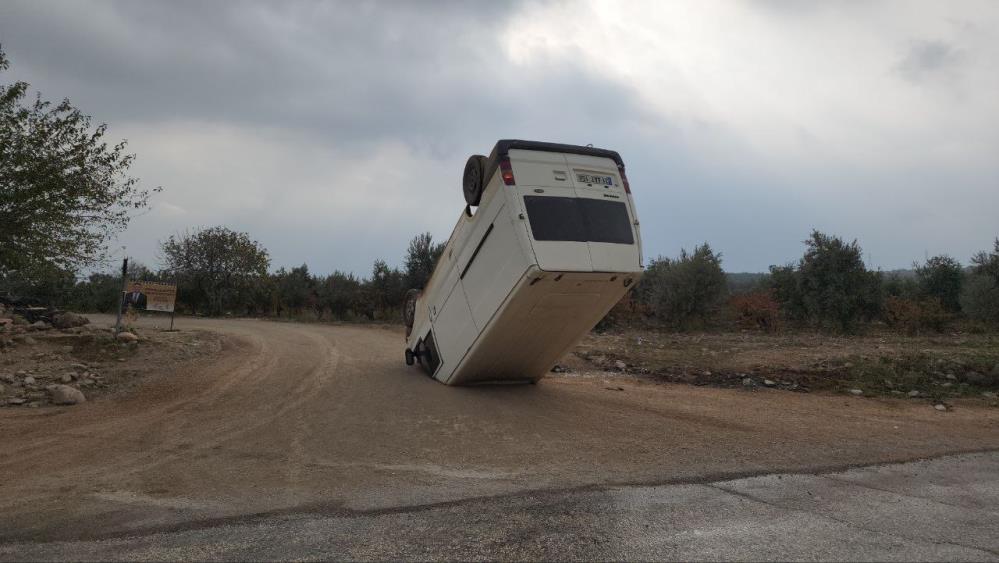 Akıl almaz kaza, kamyonet dik durdu Hatay’ın Hassa ilçesinde meydana gelen kaza sonrası kamyonet, ilginç bir