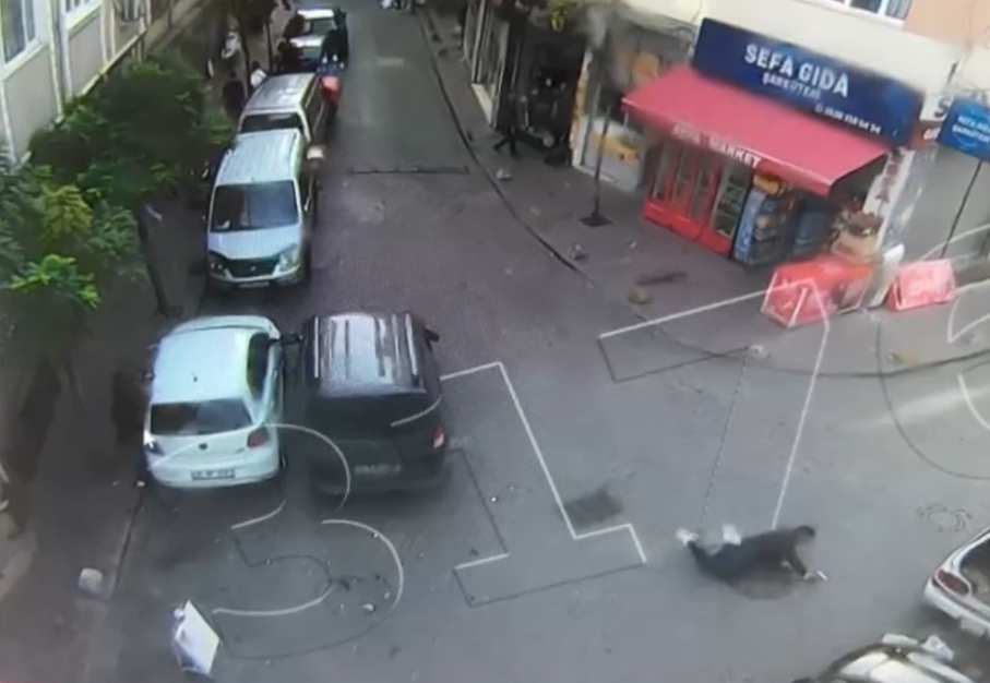 Alacak-verecek meselesi nedeniyle husumetlisine ateş açtı Beyoğlu’nda bir kişi, alacak-verecek meselesi nedeniyle husumetlisine silahla ateş açtı.