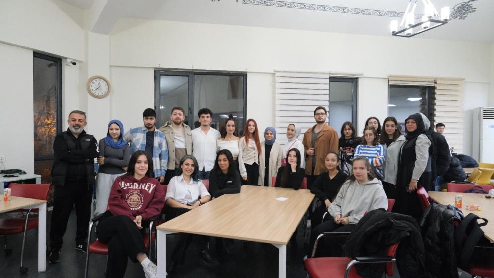 Altıeylül Belediyesi’ne bağlı Gençlik ve Spor Hizmetleri Müdürlüğü, genç öğrenciler