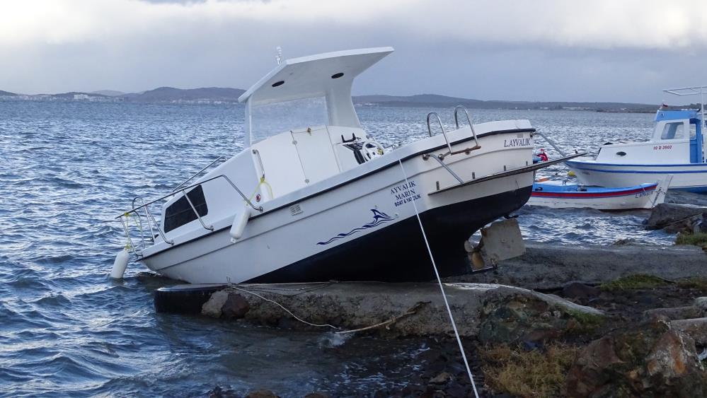 Altınova’da fırtına hayatı olumsuz etkiledi Ayvalık’ta fırtına, ilçe merkezinin yanı sıra 23 kilometre uzaklıktaki Altınova