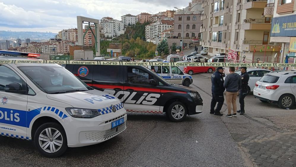 Komşular arasında silahlı kavga: 2 ölü, 2 yaralı Ankara’da daha önce husumetli olan komşular arasında çıkan tartışma büyüyerek