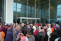 Antalya’da gerçekleştirilen moda alışveriş festivalinde hediye indirim çekleri ve çantalardan