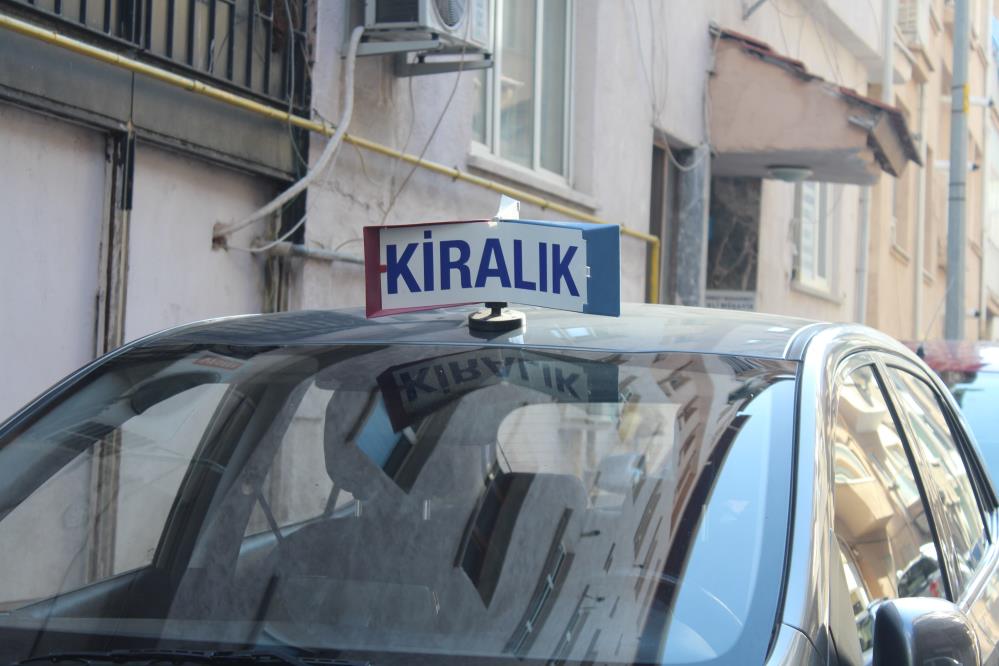 Araç fiyatlarındaki düşüş kiralama ücretlerine yansımadı Eskişehir’de oto kiralamacılığı yapan Hasan Köle, son dönemlerde araç piyasasındaki