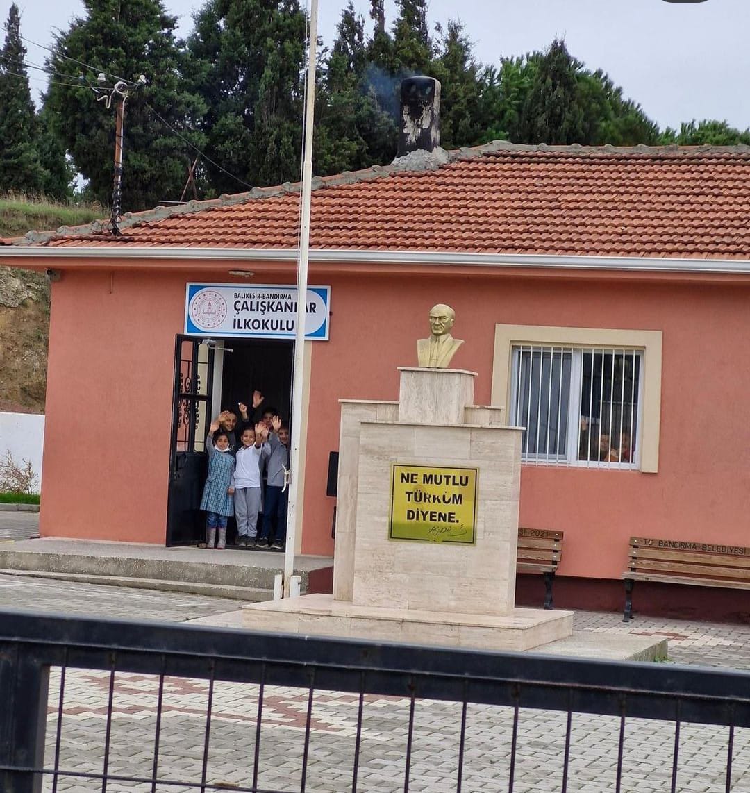 Atatürkçü Düşünce Derneği (ADD) Bandırma Şubesi, Çalışkanlar İlkokulu’nu ziyaret ederek