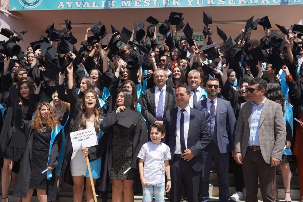 Ayvalık Belediye Başkanı Mesut Ergin, ekonomik zorluk içindeki Ayvalıklı ailelerin
