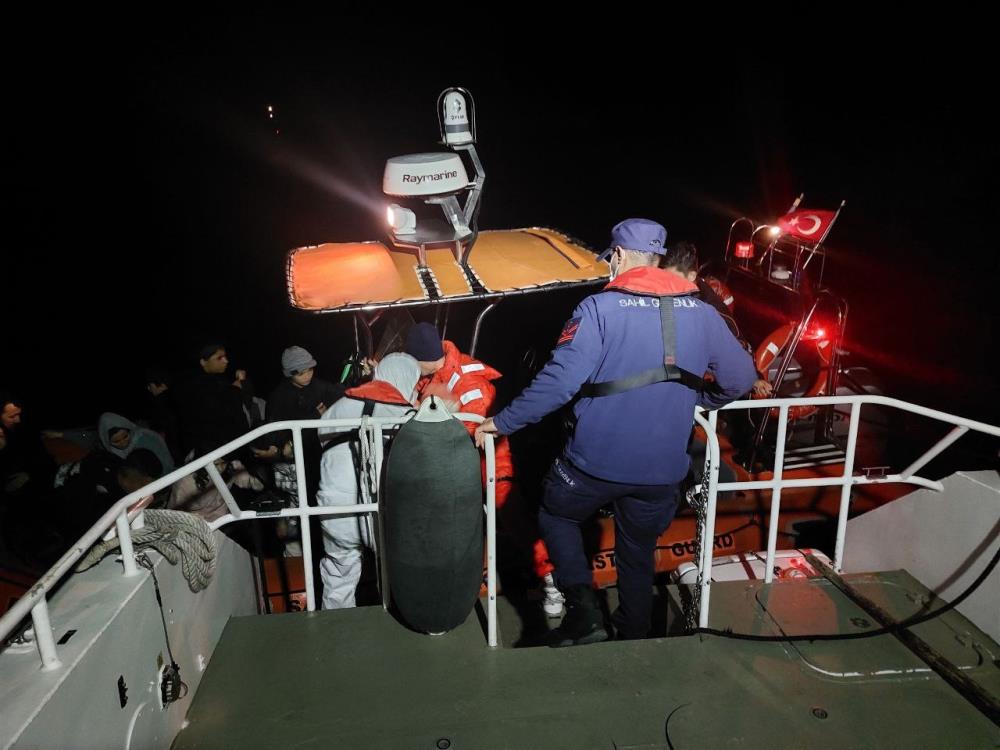 Ayvalık’ta, yasa dışı yollarla Yunanistan’ın Midilli Adası’na gitmek isteyen 29