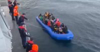 Ayvalık’ta 56 düzensiz göçmen Sahil Güvenlik tarafından yakalandı.Edinilen bilgiye göre,