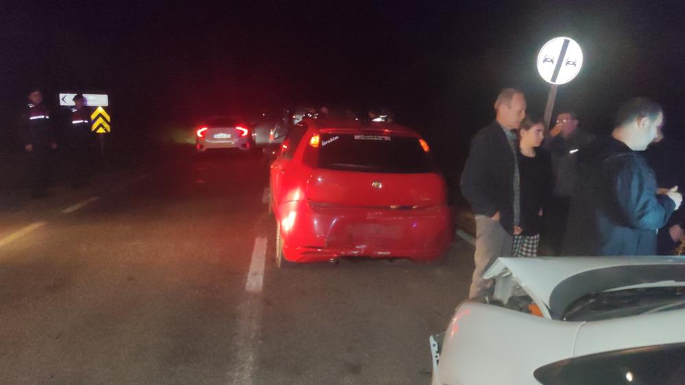 Orhangazi’ye bağlı Akharem Kavşağı’nda meydana gelen ve 2 otomobil ile
