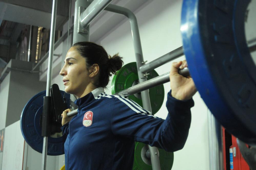 2023 Dünya Güreş Şampiyonası’nda kadınlar 72 kiloda altın madalya kazanarak