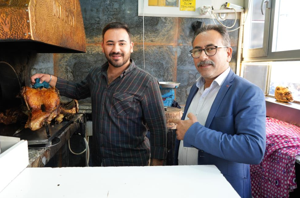 Denizli’de 41 yıldır kebap ustalığı yapan Dursun Göçenoğlu, mesleğinin inceliklerini