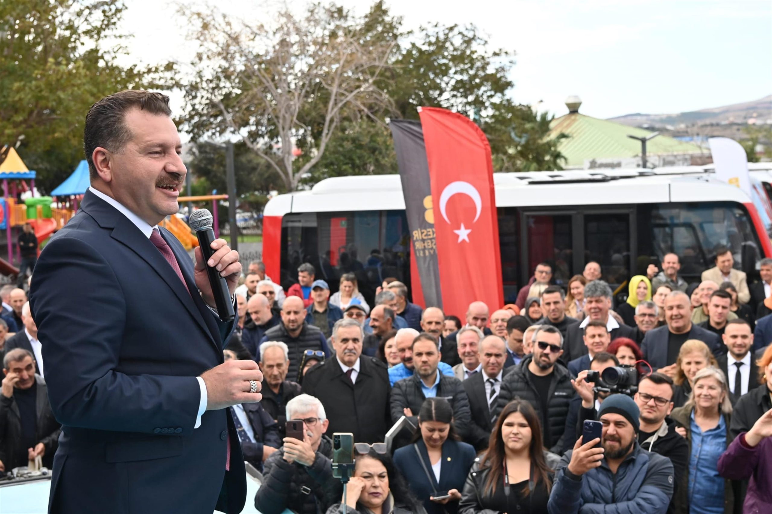 Balıkesir Büyükşehir Belediye Başkanı Yücel Yılmaz, ‘Bandırma’yı Bandırmalıları önemsiyoruz’ diyerek