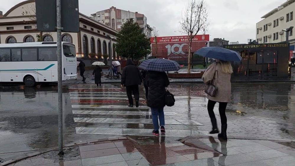 Balıkesir’de sabahın ilk ışıklarında başlayan sağanak yağış gün aydınlandıktan sonrada