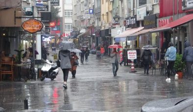 Balıkesir sağanak yağışa teslim oldu
