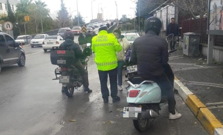 Balıkesir’de trafik ekipleri, motosiklet ve motorlu bisiklet sürücülerine yönelik trafik