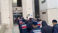 Edremit ve Ayvalık’ta jandarma tarafından yapılan operasyonlarda 9 düzensiz göçmen