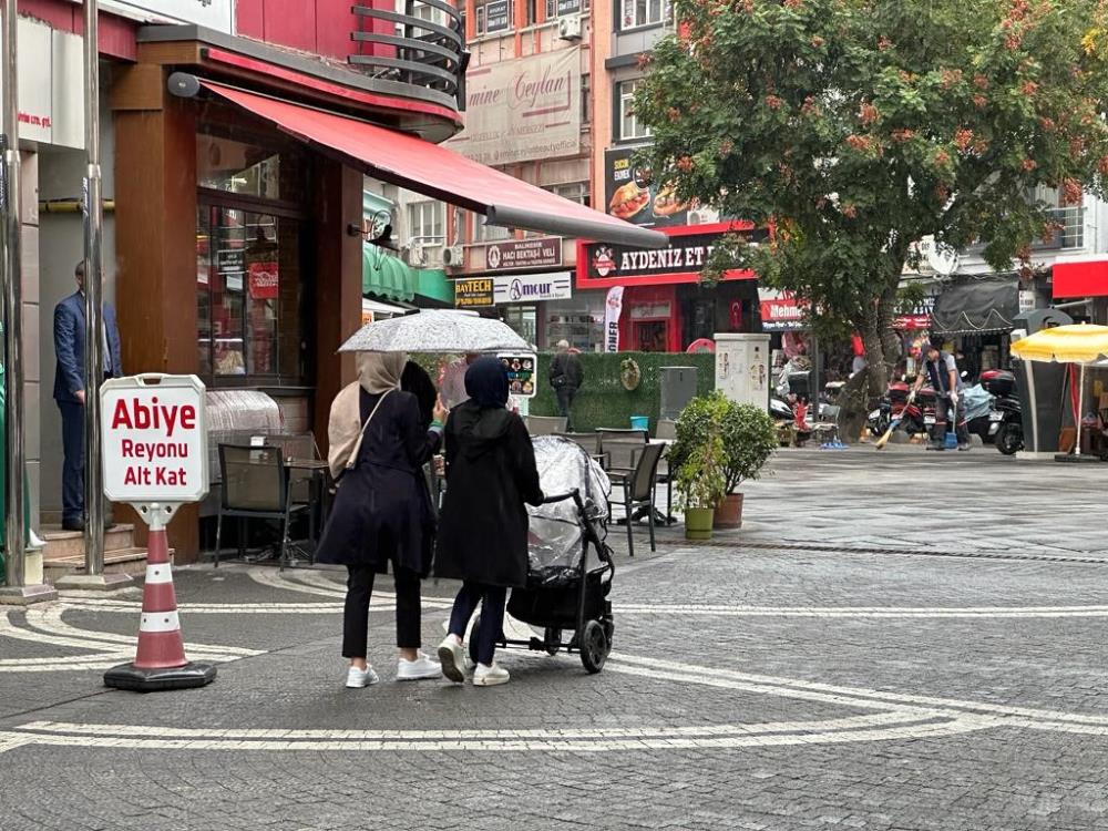 Balıkesir’de sabah saatlerinde etkisini göstermeye başlayan sağanak yağış, vatandaşlara zor