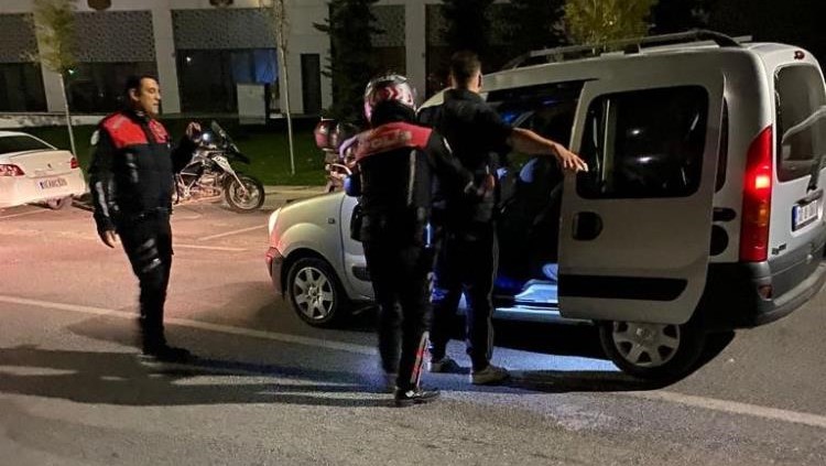 Balıkesir’de polis ekiplerinin il merkezinde yaptıkları denetimlerde, haklarında çeşitli suçlardan