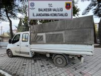 Savaştepe’te, düzensiz göçmenleri taşıyan 2 şahsı yakalayan jandarma ekipleri, olayda