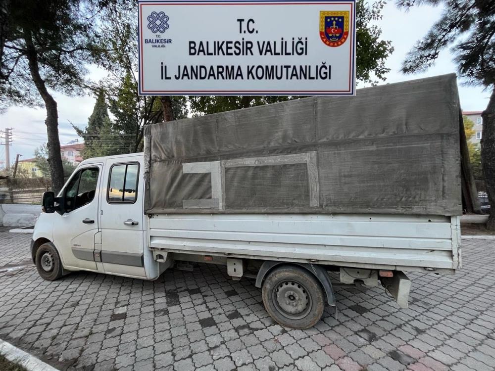 Savaştepe’te, düzensiz göçmenleri taşıyan 2 şahsı yakalayan jandarma ekipleri, olayda