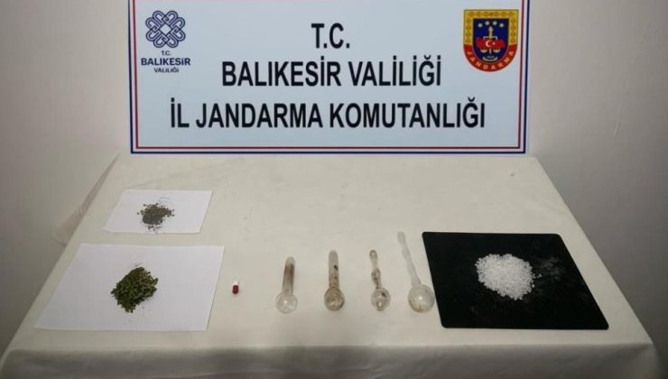 Altıeylül’de evlerinde uyuşturucu imal eden şüphelilere operasyon