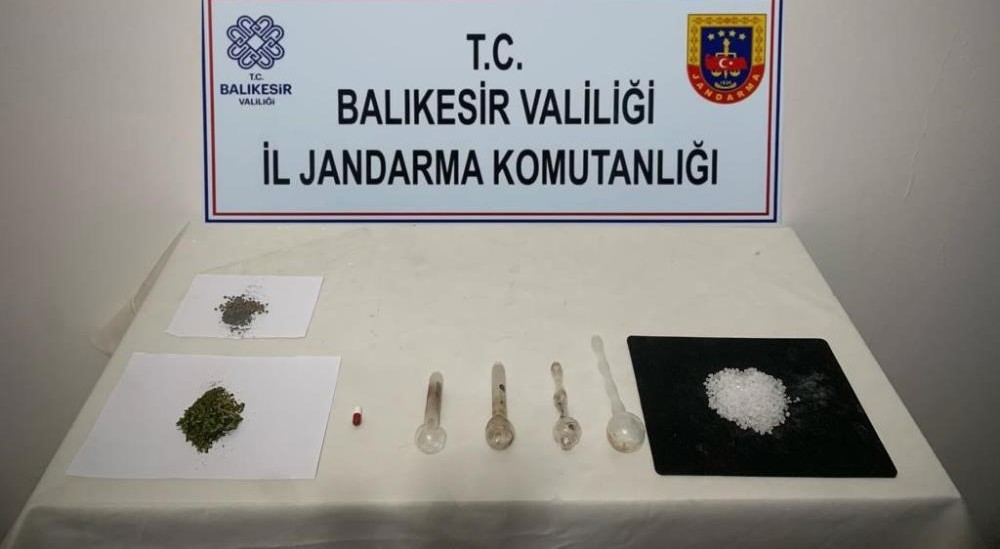 Altıeylül’de evlerinde uyuşturucu madde imal edip, ticaretini yapan 3 kişi,