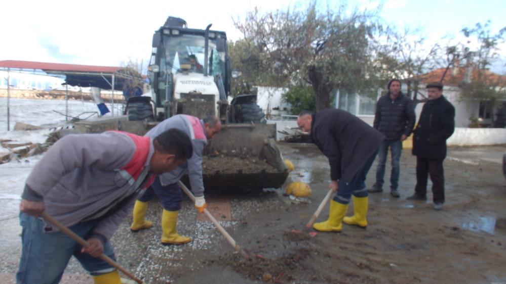 Burhaniye’de, dün yaşanan fırtına denizi taşırırken, pek çok ve işyerine