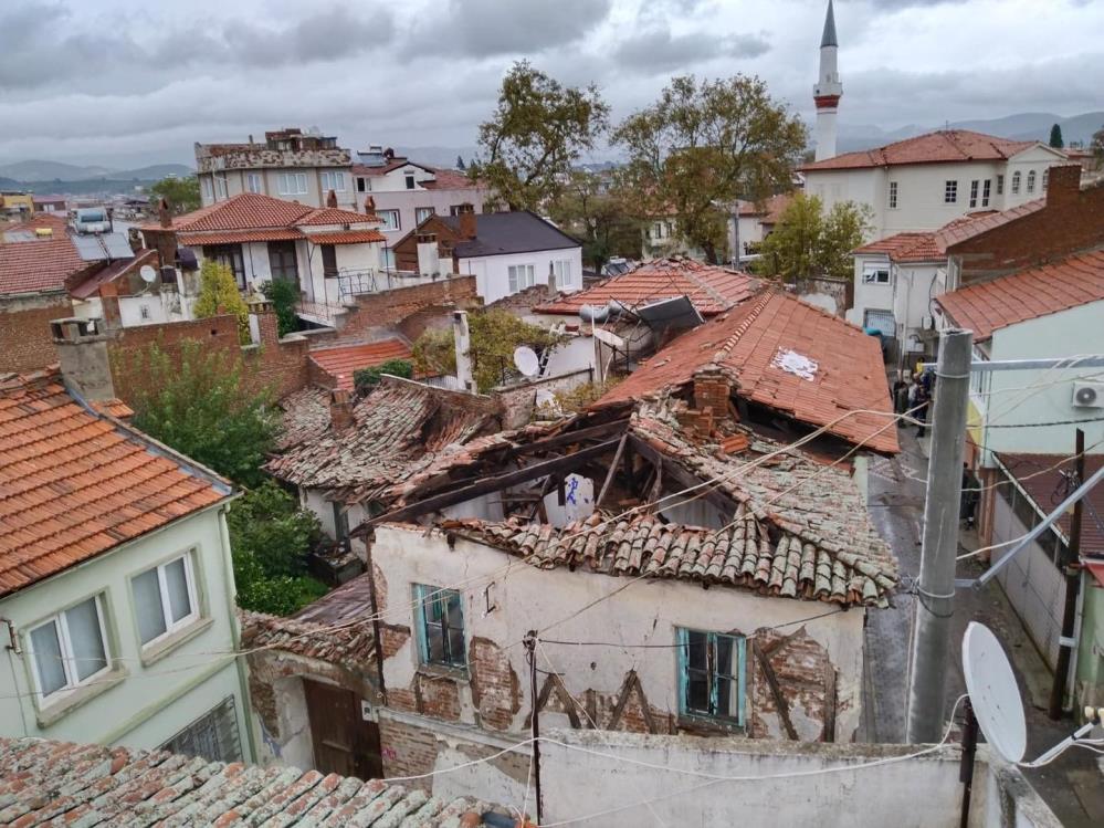 Havran’da fırtına ve hortum etkili oldu Havran’da fırtına ve hortum etkili oldu. Çatıları uçurdu, elektrik direklerini