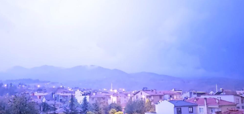 Balıkesir’de gece boyu çakan şimşek ve yıldırımlar gökyüzünü aydınlattı. Sağanak