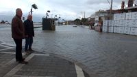 Burhaniye’de, dün gece yaşanan fırtına sırasında kabaran deniz sokaklara taşarken