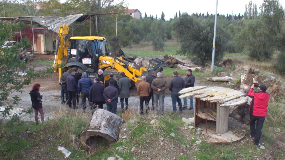 Burhaniye’de, bir vatandaşın, istimlak bedeli ödenmediği gerekçesiyle kapattığı yol açıldı.
