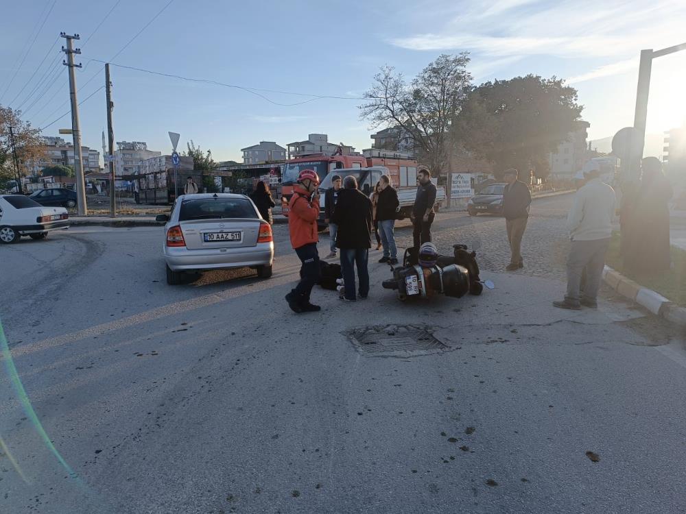 Burhaniye’de otomobil ile motosikletin çarpıştığı kazada 2 kişi yaralandı.Edinilen bilgiye