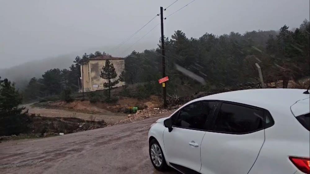 Sındırgı’ya mevsimin ilk karı yağdı. Yağmur sonrası aniden soğuyan havayla