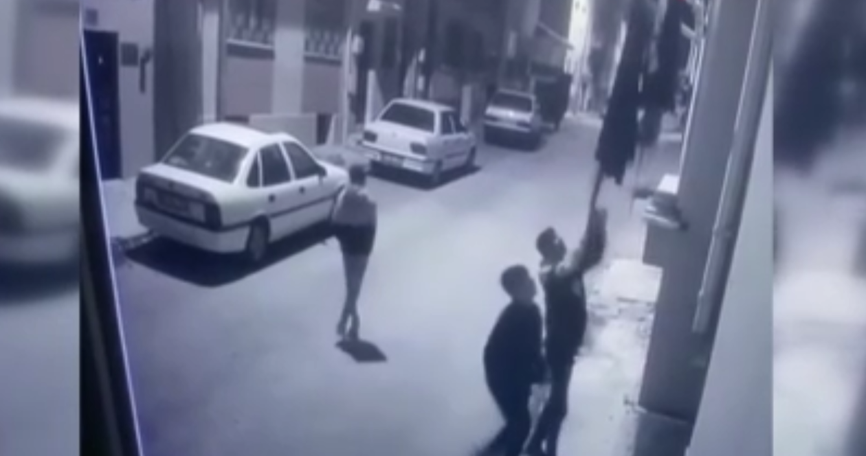 Eskişehir’de bir evin balkonunda asılı olan çamaşırları çalan şahıslar, güvenlik