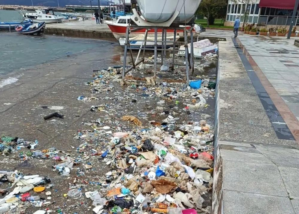 Bandırma’da fırtına nedeniyle deniz yükselince sahil bandı çöplüğe döndü.Geçtiğimiz günlerde