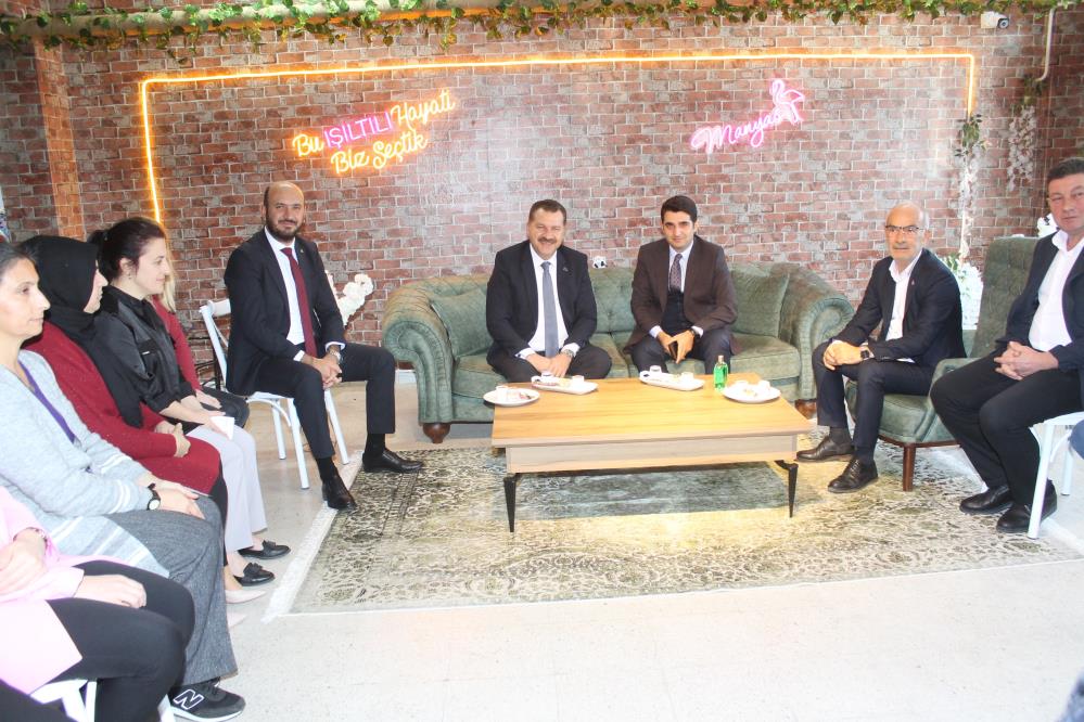 Balıkesir Büyük Şehir Belediye Başkanı Manyas’ta kadın kooperatifini ziyaret etti.Büyükşehir