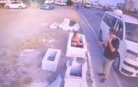 Büyükçekmece’de bir kadın mezar taşı yapan bir işletmenin teşhir amaçlı yol kenarına bıraktığı