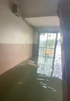 Kocaeli’nin Gölcük ilçesinde kuvvetli rüzgar sebebiyle denizin taşması sonucu birçok