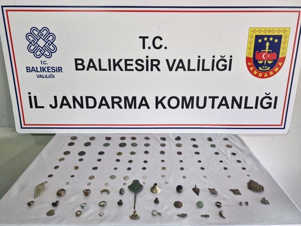 Altıeylül’de jandarma ekiplerinin yaptıkları çalışmalar sonucu 1 şahsın aracı ile
