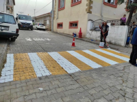 Burhaniye’de, Karadere, Bahadınlı, Kuyumcu Mahalleleri’nde okul geçişlerinde yaya geçitleri boyanırken,