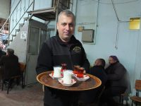Burhaniye’de, kış aylarının gelmesiyle birlikte kahvehanelerde süt satışı arttı. Sütü