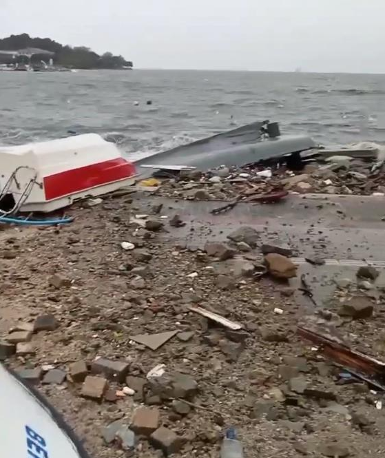 Bursa’nın sahillerinde etkili olan lodos ve fırtına ortalığı birbirine kattı.