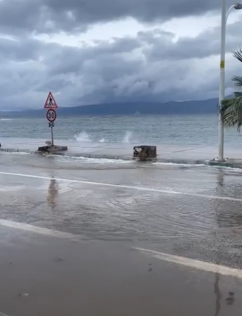 Bursa’da sağanak yağış ve şiddetli fırtına hayatı felç etti. Bazı