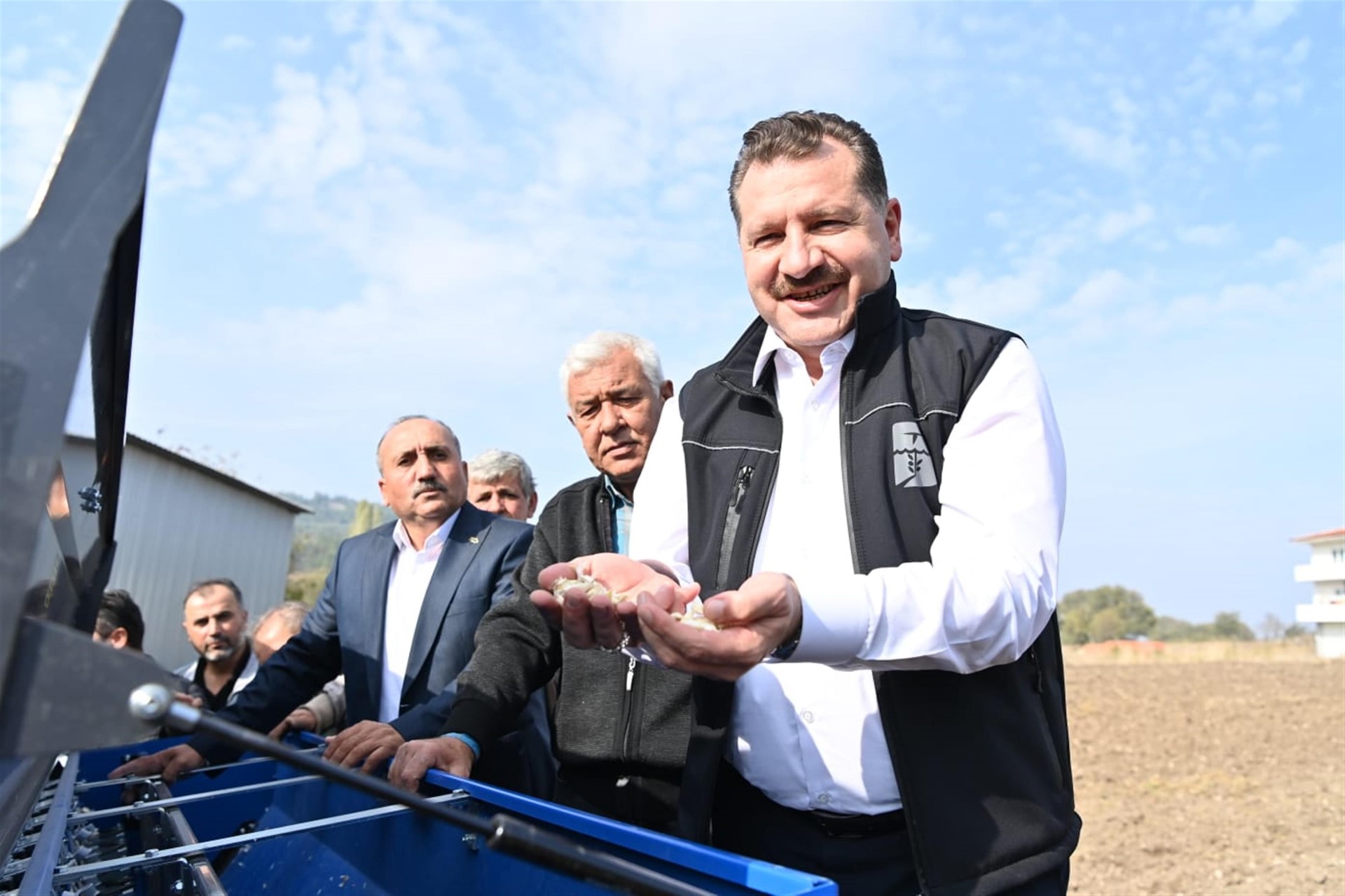 Balıkesir Büyükşehir Belediye Başkanı Yücel Yılmaz, kırsala hizmeti yağmur gibi