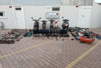 Antalya’da çalınan motosiklet ve elektrikli bisikletleri atölyesinde parçalara ayırıp boyayarak
