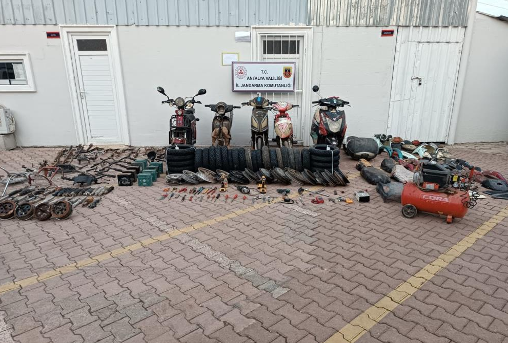 Antalya’da çalınan motosiklet ve elektrikli bisikletleri atölyesinde parçalara ayırıp boyayarak