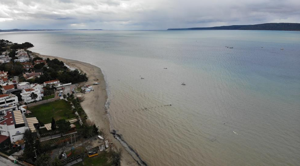Çanakkale Boğazı’nda denizin bir bölümü, fırtına sonrası farklı bölgelerden boğaza