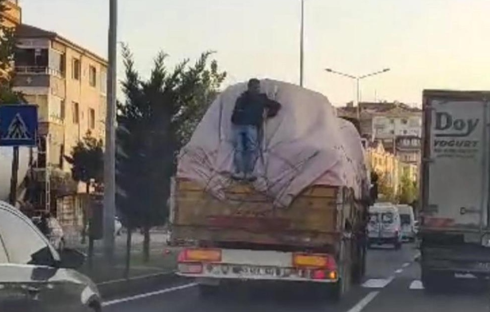 Nevşehir’de karayolunda seyreden bir tırın kasasına binen vatandaşın rahatlığı pes